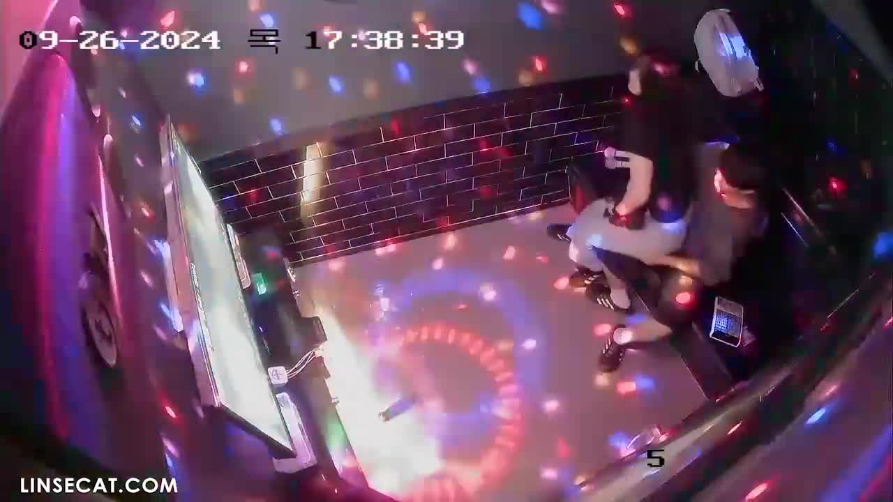 2024년 9월 최신 유출 소식! 해킹된 한국 노래방 IP 카메라_ 잘생긴 소년이 그녀의 보지를 만지고 그녀의 질을 매우 젖게 만들었습니다. 그녀는 어쩔 수 없이 그를 타고 자신의 보지를 자신의 성기에 문지릅니다 썸네일