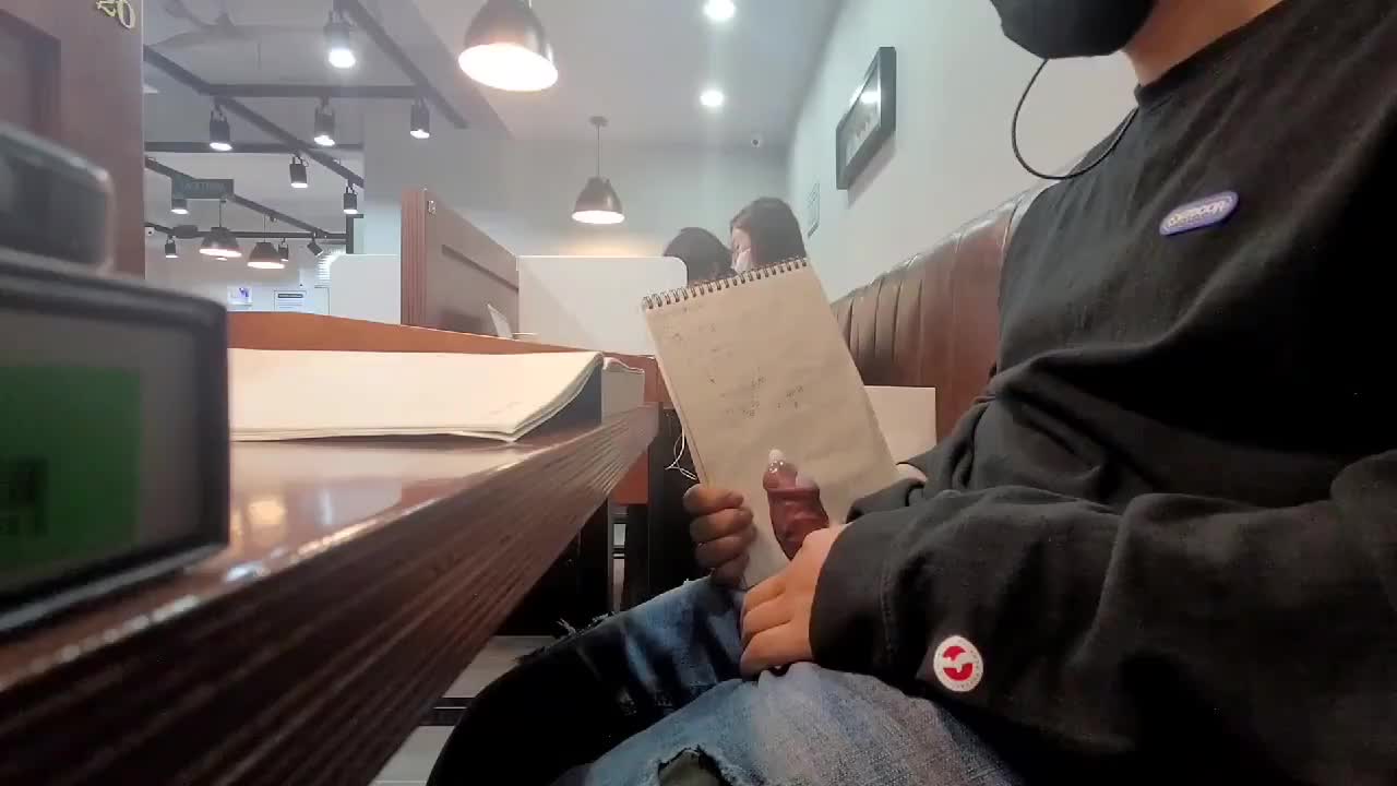 독서실에서 콘돔끼고 딸치는놈 (8) 썸네일