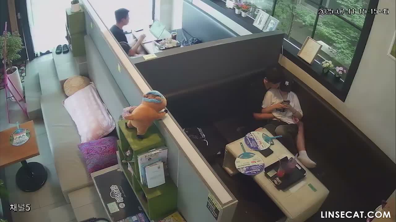 [신작] 곱슬머리 남성이 손으로 여자친구의 음핵을 자극해 11번이나 오르가즘을 느끼게 했다. 매우 격렬한 행위였기에, 근처 개인실에서 몰래 엿보던 여성이 이를 알아챘다. [해킹된 한국 IP 카메라] [단독 영상] 썸네일