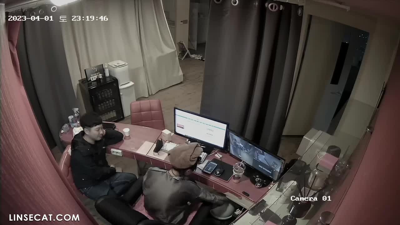 독점 영상! 해킹된 한국 미용실 IP카메라_ 아름다운 여성 주인이 남성에게 성적 서비스를 제공하도록 돈을 지불했습니다. 돈 받는 남자가 무료 남자친구보다 더 유용한 것 같아요 썸네일