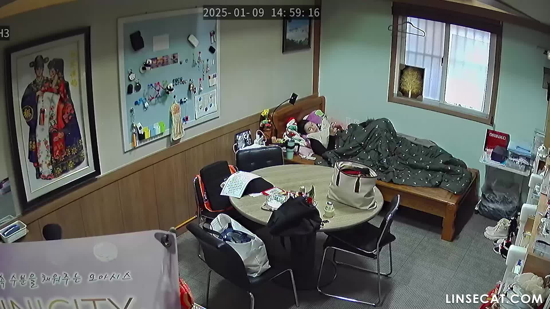 [신작] 울산에 사는 한 여성 상점 주인의 사생활. 남자친구는 그녀를 성적으로 만족시켜 주지 못했고, 그녀는 자위행위를 위해 마사지 건을 자주 사용했습니다. 남자친구가 성관계를 가질 때 그녀는 무관심한 척했지만, 그의 성기로 자신의 질에 채워지는 순간 엄청난 만족감을 느꼈습니다. [해킹된 한국 IP 카메라] [단독 영상] 썸네일