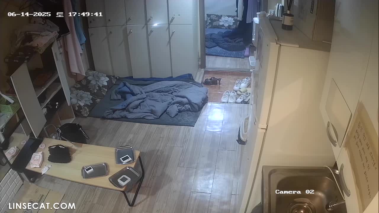 [신작] 한국 여성들이 옷을 갈아입는 장면들이 여러 차례 포착됐다. 전문직 여성들은 치마를 벗지 않고도 속옷과 청바지를 입을 수 있을 정도로 단정하게 옷을 차려입었다. [한국 해킹 IP 카메라 영상] [단독 영상] 썸네일