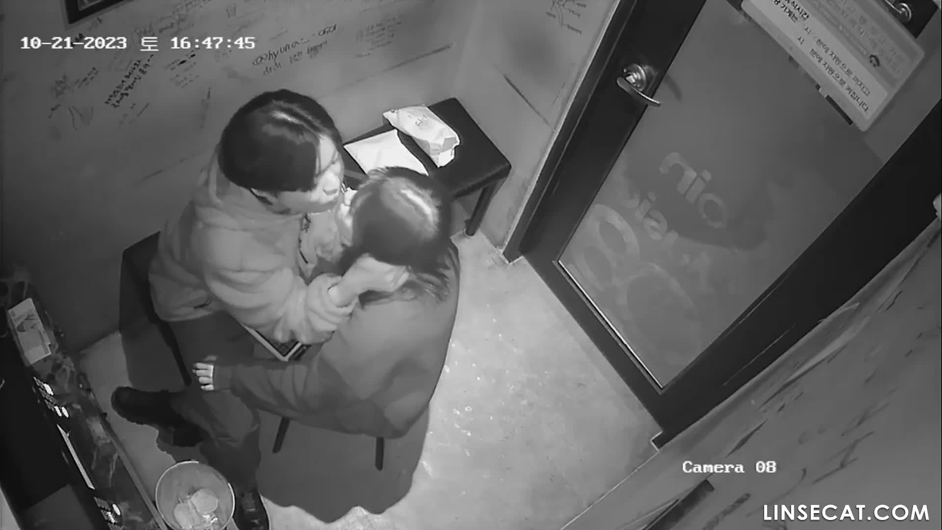 [요청] 2023년 한국 노래방의 IP 카메라가 해킹당했습니다 커플 2명. 남자친구는 그녀의 보지에 손가락 두 개를 삽입하고 그녀의 G스팟을 세게 눌렀습니다. 곧 그녀의 질에서 많은 양의 액체가 분비되었습니다 썸네일