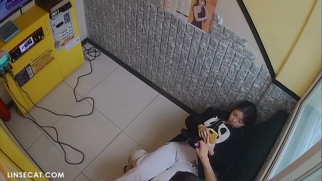 [신작] 성적으로 좌절감을 느낀 두 남자가 여자친구의 성기를 만지려 했지만 여러 번 실패했고, 결국 여자친구는 노래를 부르면서 음부를 가렸다. [한국 노래방 해킹 카메라 영상] [단독 영상] 썸네일