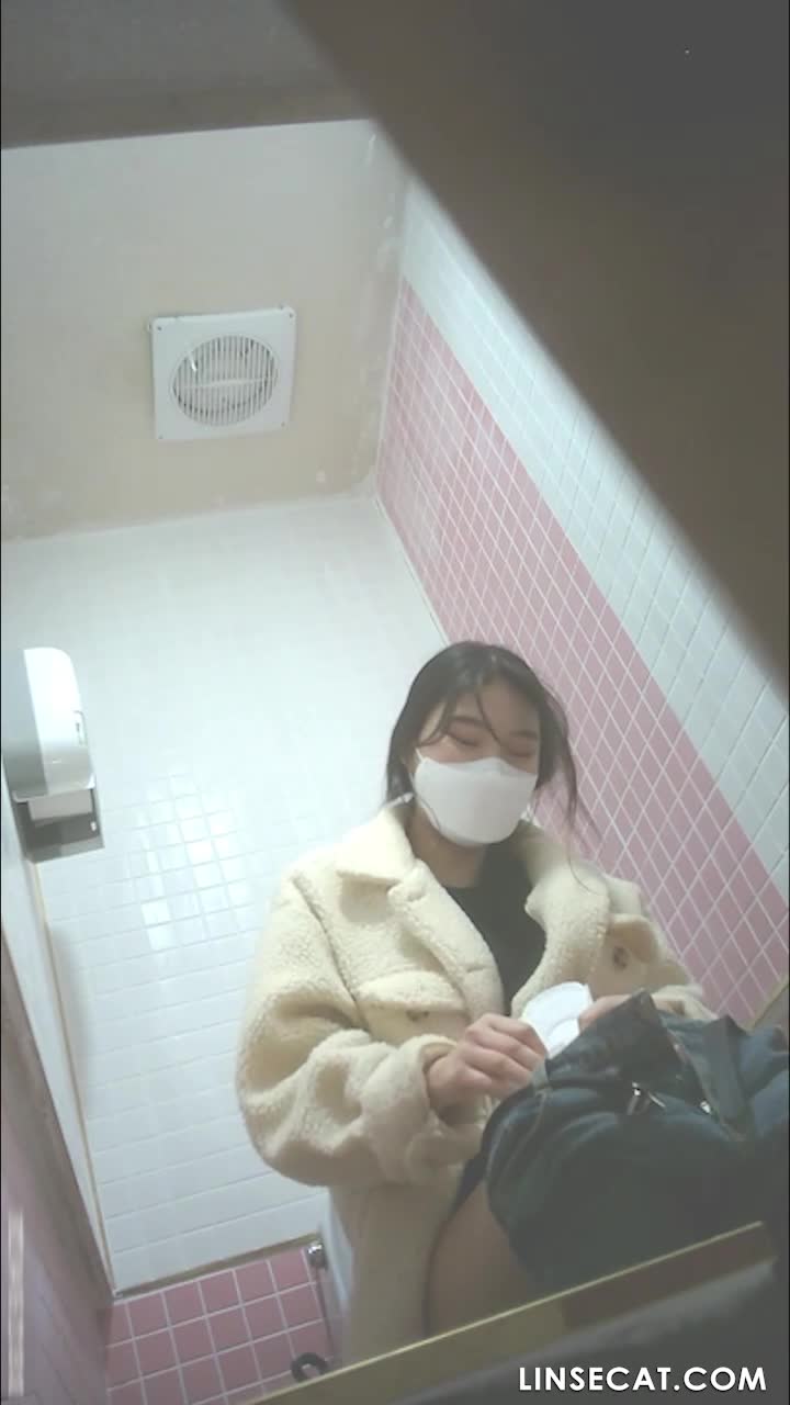 [신작] 19명. 금발 여성이 화장지로 클리토리스를 세게 눌러 몇 번 문질렀다. [한국 화장실 몰래카메라] [단독 영상] 썸네일