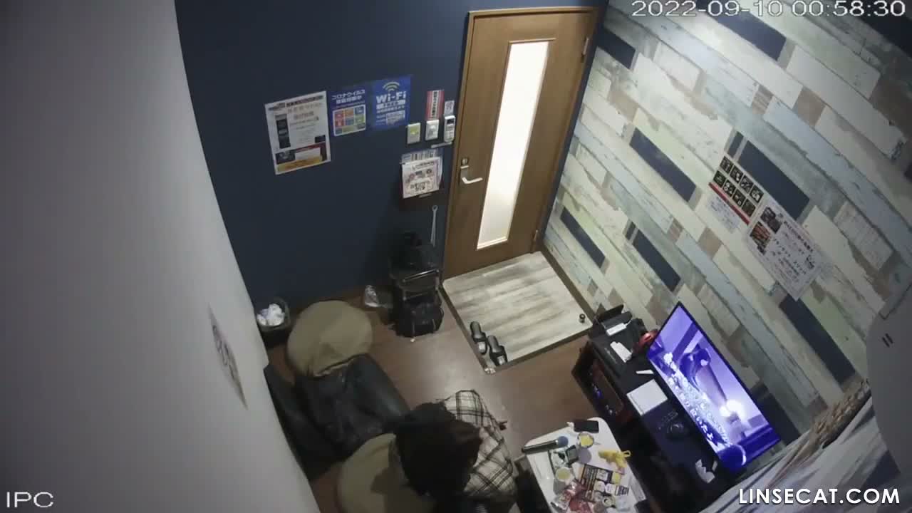 [신작] 일본인 커플 세 쌍이 노래방에서 섹스를 하고 있었다. 큰 성기를 가진 남자는 여자친구를 30분 동안 격렬하게 애무했다. 여자는 섹스 후 매우 만족스러워했는데, 아마도 그렇게 성적으로 강한 남자를 만난 적이 거의 없었기 때문일 것이다 썸네일