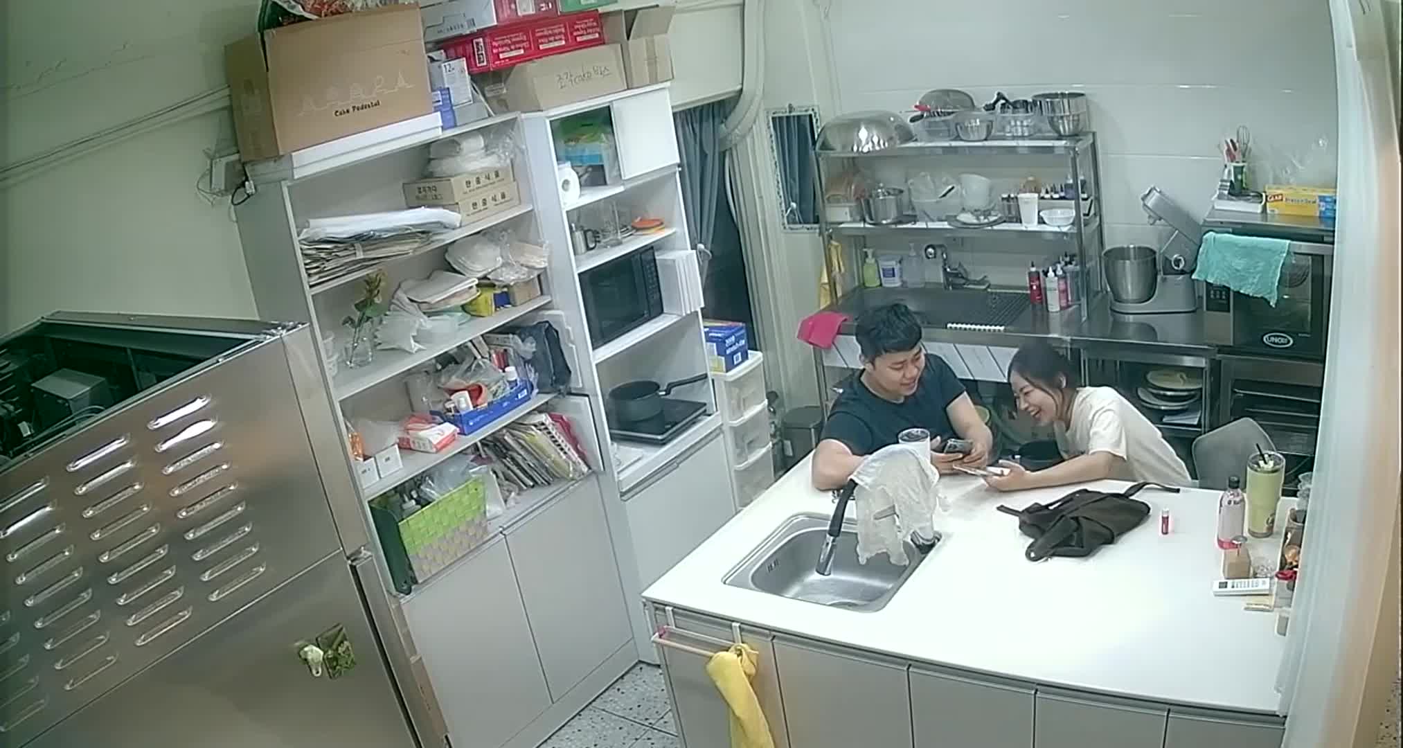 케이크 가게 주방 주인과 여성 직원 썸네일